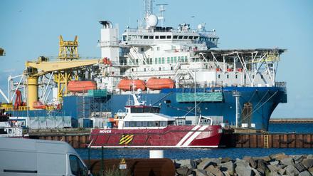 Ziel von US-Sanktionen: Das russische Verlegeschiff "Akademik Tscherski" im Hafen Mukran auf Rügen. Mit dem Spezialschiff wird die Pipeline Nord Stream 2 verlegt (Archivbild)