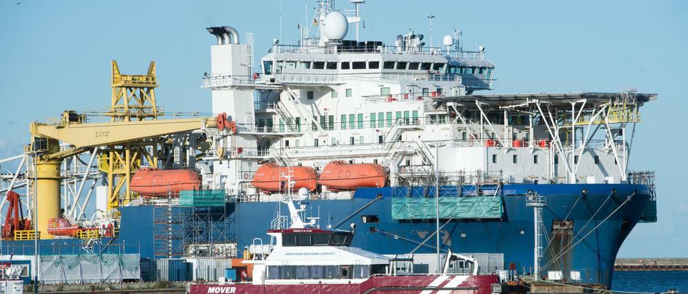 Ziel von US-Sanktionen: Das russische Verlegeschiff "Akademik Tscherski" im Hafen Mukran auf Rügen. Mit dem Spezialschiff wird die Pipeline Nord Stream 2 verlegt (Archivbild)