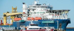 Ziel von US-Sanktionen: Das russische Verlegeschiff "Akademik Tscherski" im Hafen Mukran auf Rügen. Mit dem Spezialschiff wird die Pipeline Nord Stream 2 verlegt (Archivbild)