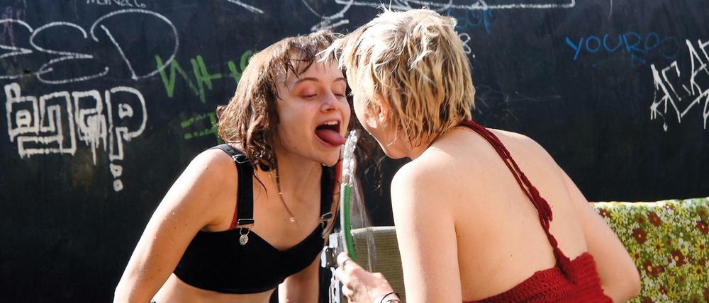 Nora (Lena Urzendowsky) und Romy (Jella Haase) in "Kokon".