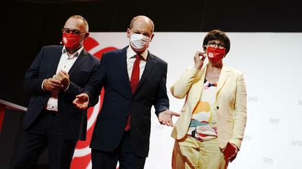 Olaf Scholz (SPD) und die Parteivorsitzenden Esken und Walter-Borjans. 