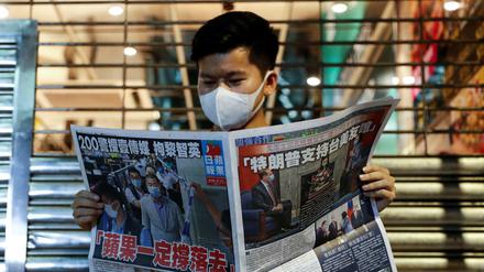 Ein Hongkonger mit der „Apple Daily“ 