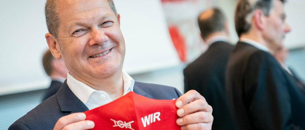 Seht her, ich kann auch Gemeinsinn: Vizekanzler Olaf Scholz mit Maske und Botschaft