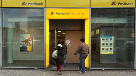 Postbank-Filiale (Archivbild) - bei dieser Bank hatte Andrea L. ihr Konto eröffnet. 