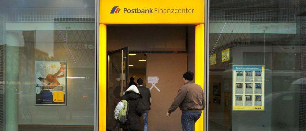 Postbank-Filiale (Archivbild) - bei dieser Bank hatte Andrea L. ihr Konto eröffnet.