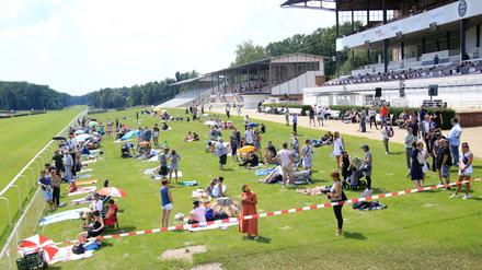 Mit Abstand und Anstand. Fans beim jüngsten Renntag in Hoppegarten.
