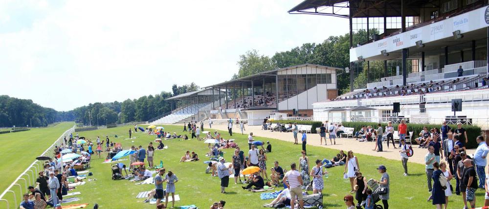 Mit Abstand und Anstand. Fans beim jüngsten Renntag in Hoppegarten.