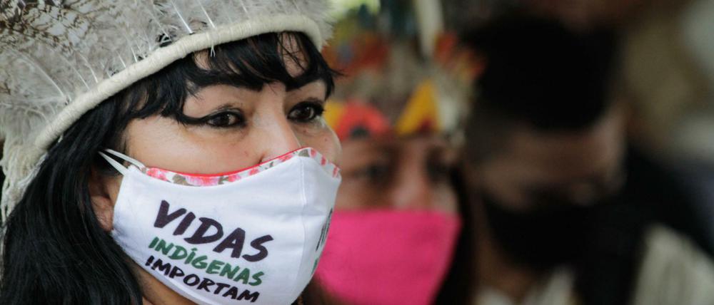 "Das Leben der Indigenen ist wichtig". So steht es auch auf dieser Maske.