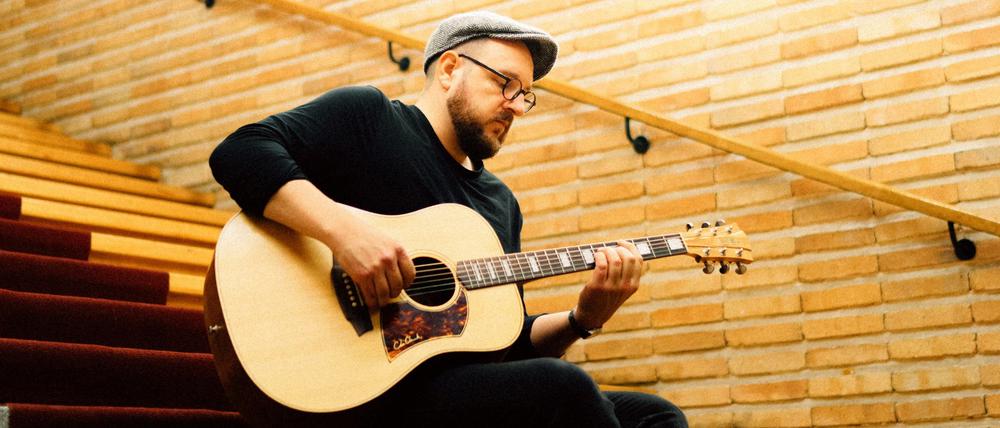 Musiker Lukas Meister in seinem Element: beim Liedermachen.
