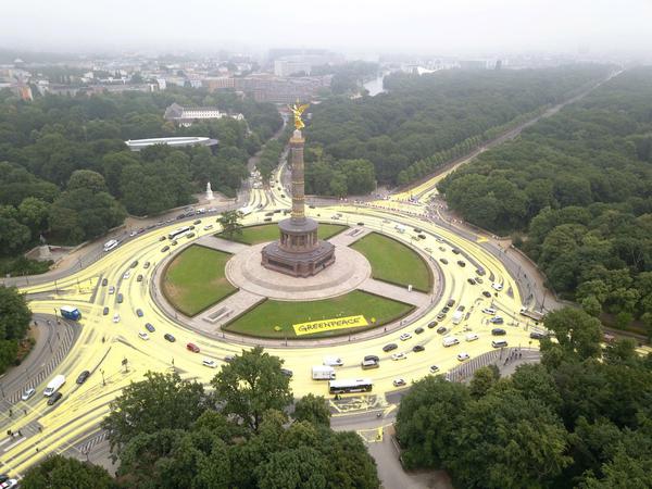 Anlass für eine Durchsuchung: Farbiger Protest der Umweltschutz-Organisation Greenpeace am Großen Stern.