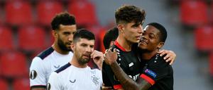 Leon Bailey (r) von Bayer 04 Leverkusen umarmt Kai Havertz nach dem Spiel. 
