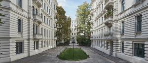 Riehmers Hofgarten in Kreuzberg. Dem Bau ging eine heftigen Auseinandersetzung zwischen Behörden und Baumeister Wilhelm Riehmer voran, der zwei Jahre andauerte. Erst 1883 bekam der Bauherr vom Bezirksverwaltungsgericht das Recht zugesprochen, seine Gebäude an der Hagelberger Straße zu errichten. Riehmer setzte seine Vision eines Ensembles mit Licht und Grün sowie mit einer Privatstraße in einer Zeit durch, da in Berlin die gefürchteten Mietskasernen entstanden, mit winziger Lichthöfen und dunklen Hinterhäusern.