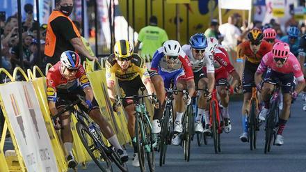 Fabio Jakobsen (ganz links) wird von seinem Landsmann Dylan Groenewegen (daneben) in vollem Tempo abgedrängt.