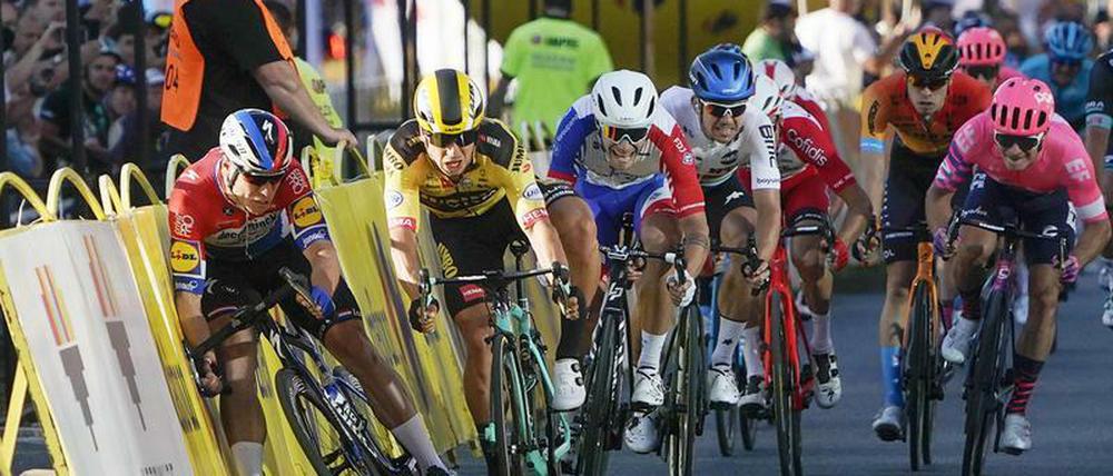 Fabio Jakobsen (ganz links) wird von seinem Landsmann Dylan Groenewegen (daneben) in vollem Tempo abgedrängt.