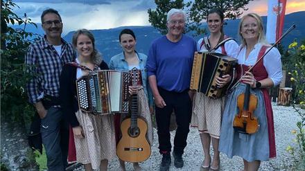 Kompatscher und Steinmeier posieren mit den Musikantinnen.