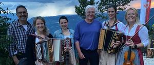 Kompatscher und Steinmeier posieren mit den Musikantinnen.