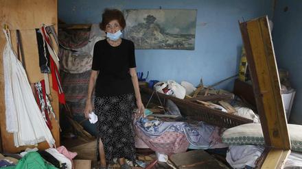 Eine Frau in den Überresten ihrer Wohnung in Beirut.