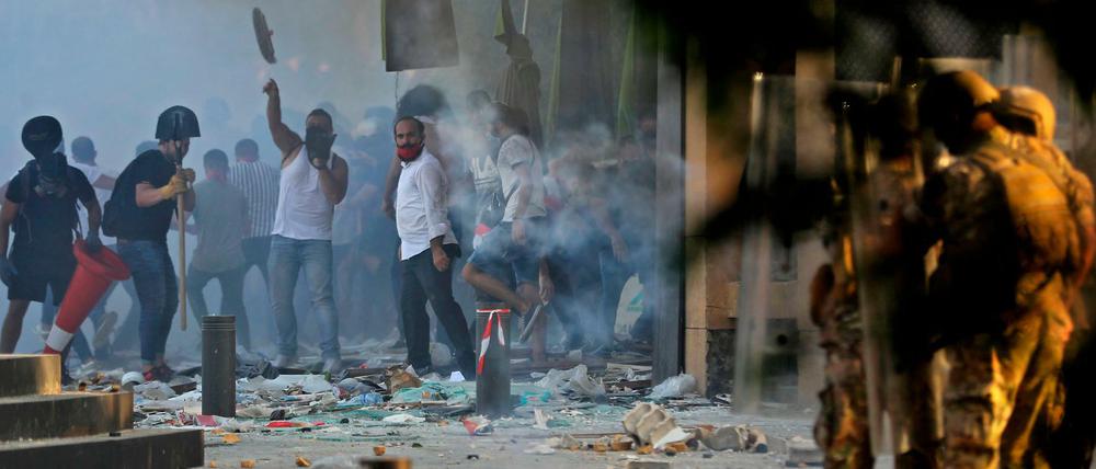 Bei den Demonstrationen in Beirut kommt es zu Ausschreitungen zwischen Soldaten und Demonstrierenden.