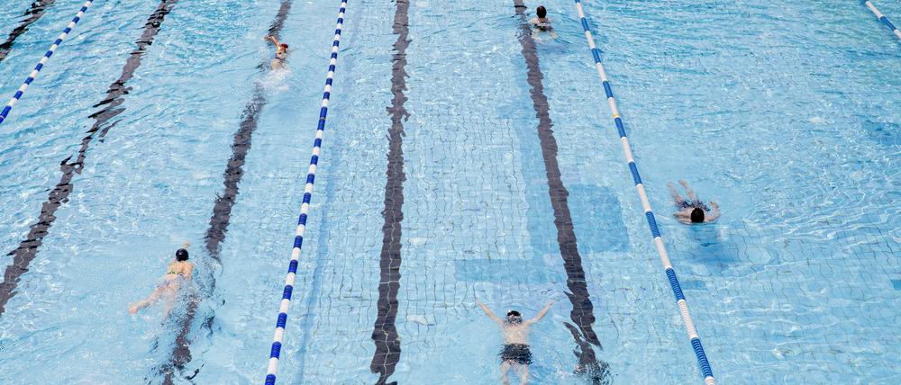 Schwimmen mit Abstand. Nur 18 Personen dürfen gleichzeitig auf eine Doppelbahn.