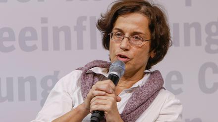 Cornelia Koppetsch sitzt auf einem Podium und spricht in ein Mikrofon.