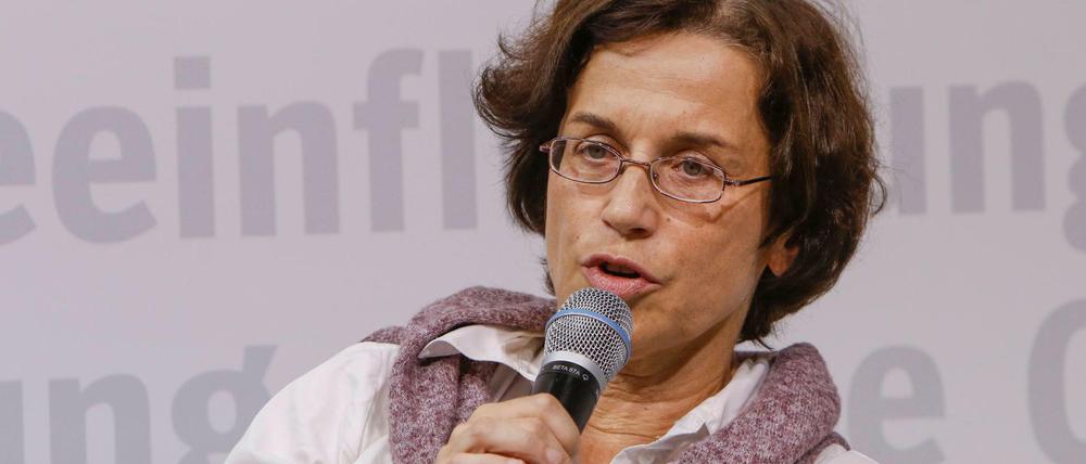 Cornelia Koppetsch sitzt auf einem Podium und spricht in ein Mikrofon.