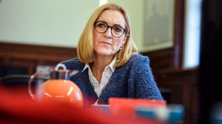 Margarete Koppers, Generalstaatsanwältin von Berlin, sitzt in der Berliner Generalstaatsanwaltschaft in ihrem Büro an einem Besprechungstisch.