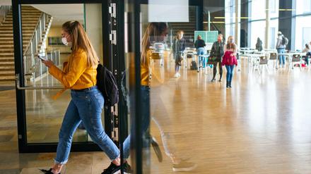 Gerade erst hatte die Schule wieder begonnen. Jetzt müssen Schülerinnen und Schüler in Mecklenburg-Vorpommern sie schon wieder verlassen.