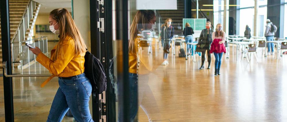 Gerade erst hatte die Schule wieder begonnen. Jetzt müssen Schülerinnen und Schüler in Mecklenburg-Vorpommern sie schon wieder verlassen.