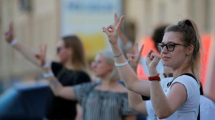 Mit Flashmobs und anderen spontanen Aktionen protestieren die Menschen gegen willkürliche Festnahmen in Belarus vor den Präsidentschaftswahlen am Sonntag. 