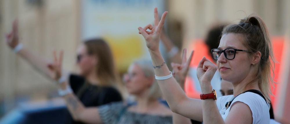 Mit Flashmobs und anderen spontanen Aktionen protestieren die Menschen gegen willkürliche Festnahmen in Belarus vor den Präsidentschaftswahlen am Sonntag. 