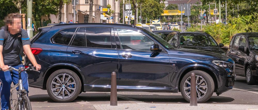 Parkplätze sind knapp in Berlin. Durch die vielen großen SUVs wird es entlang der Straßen noch enger. 