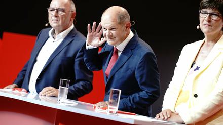 Da hört der Kandidat ganz genau hin: Olaf Scholz, eingerahmt von Saskia Esken und Norbert Walter-Borjans.