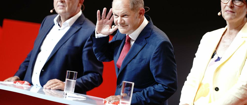 Da hört der Kandidat ganz genau hin: Olaf Scholz, eingerahmt von Saskia Esken und Norbert Walter-Borjans.