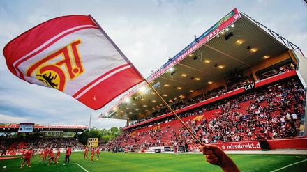 Einseitige Beschallung. Nach der momentanen Bestimmung der DFL ist in der Alten Försterei nur die Haupttribüne mit den Sitzschalen für Zuschauer offen. 