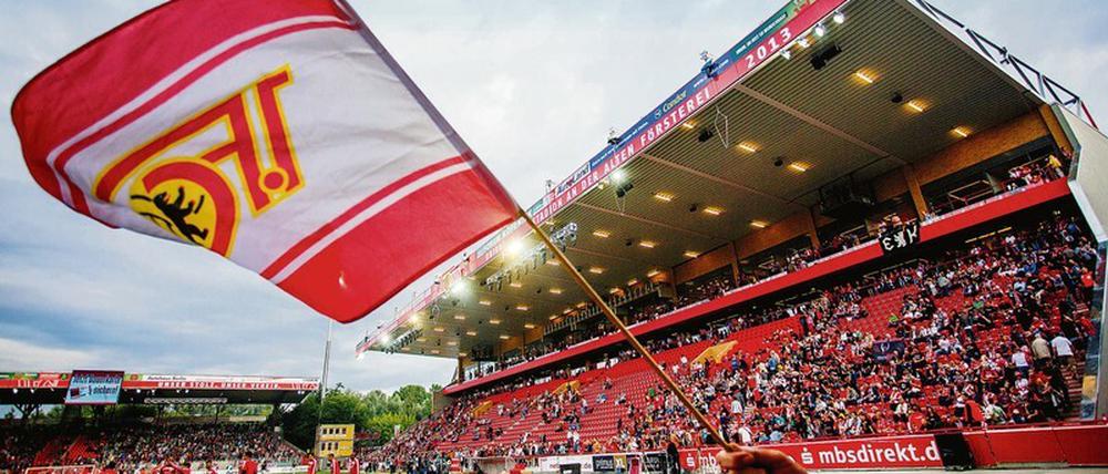Einseitige Beschallung. Nach der momentanen Bestimmung der DFL ist in der Alten Försterei nur die Haupttribüne mit den Sitzschalen für Zuschauer offen.