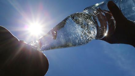 Oft hängen Herz-Kreislauf-Probleme auch damit zusammen, dass die Menschen bei der Hitze zu wenig trinken.