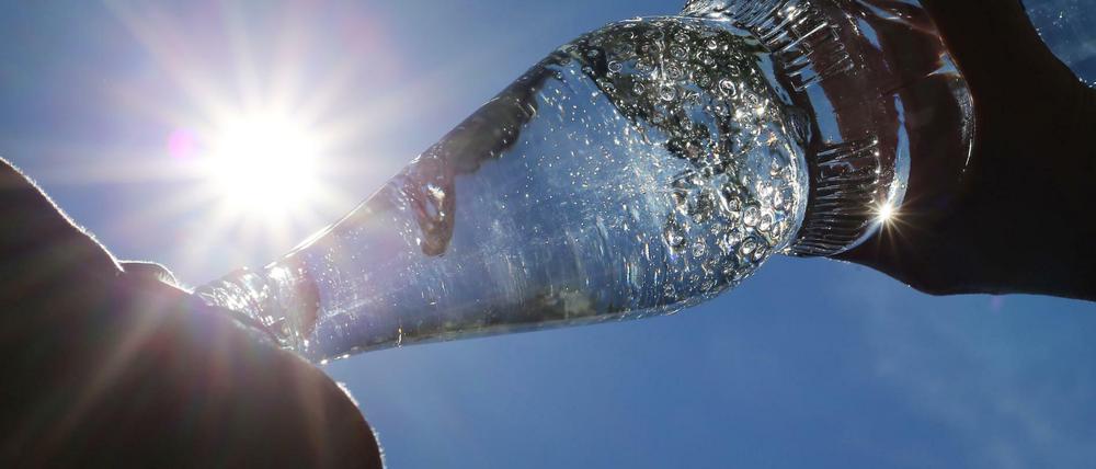 Oft hängen Herz-Kreislauf-Probleme auch damit zusammen, dass die Menschen bei der Hitze zu wenig trinken.