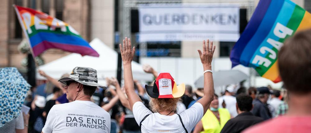 Menschen demonstrieren in Dortmund gegen die aktuellen Corona-Maßnahmen. Foto: Fabian Strauch/dpa +++ dpa-Bildfunk +++