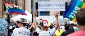 Menschen demonstrieren in Dortmund gegen die aktuellen Corona-Maßnahmen. Foto: Fabian Strauch/dpa +++ dpa-Bildfunk +++