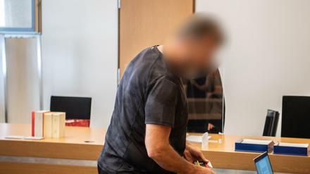Clan-Chef Issa Remmo steht im Gerichtssaal. 