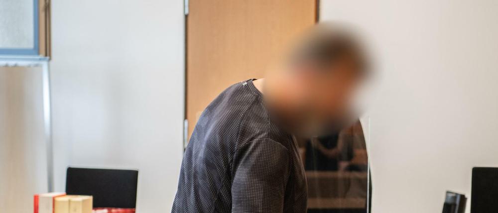 Clan-Chef Issa Remmo steht im Gerichtssaal.