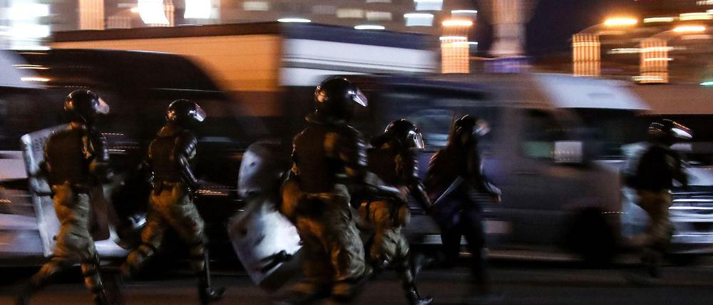 Polizisten rennen bei einer Demonstration am 11. August in der belarussischen Hauptstadt Minsk.