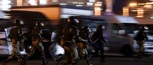 Polizisten rennen bei einer Demonstration am 11. August in der belarussischen Hauptstadt Minsk.