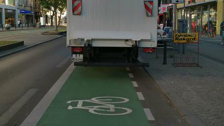 Lieferwagen blockiert Radspur auf der Steglitzer Schlossstraße.