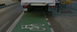 Lieferwagen blockiert Radspur auf der Steglitzer Schlossstraße.