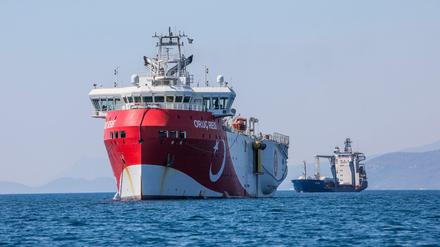 Das türkische Forschungsschiff „Oruc Reis“ ankert vor der Küste Antalyas im Mittelmeer. 
