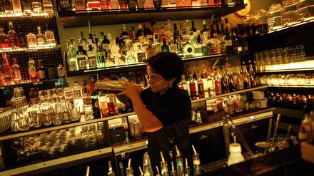 Die Ordnungsämter sollen Bars und Restaurants verstärkt kontrollieren.