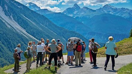 Festivalwanderung unter dem Motto „Orientierungssinn“. In Davos ziehen Publikum und Orchester in die Natur.