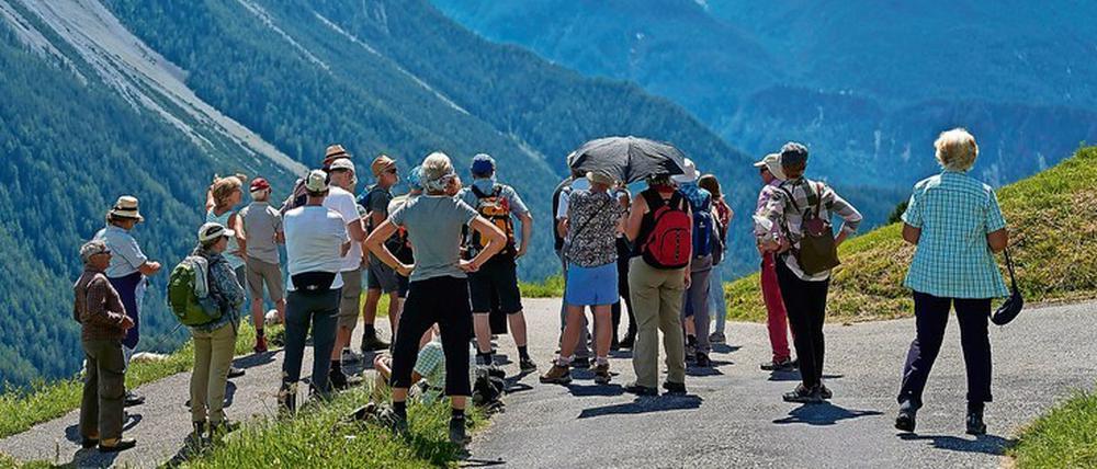 Festivalwanderung unter dem Motto „Orientierungssinn“. In Davos ziehen Publikum und Orchester in die Natur.
