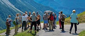 Festivalwanderung unter dem Motto „Orientierungssinn“. In Davos ziehen Publikum und Orchester in die Natur.